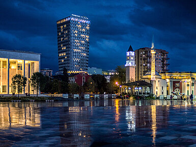 Vista exterior por la noche Vista nocturna de la plaza Skanderbeg con el Maritim Hotel Plaza Tirana iluminado al fondo