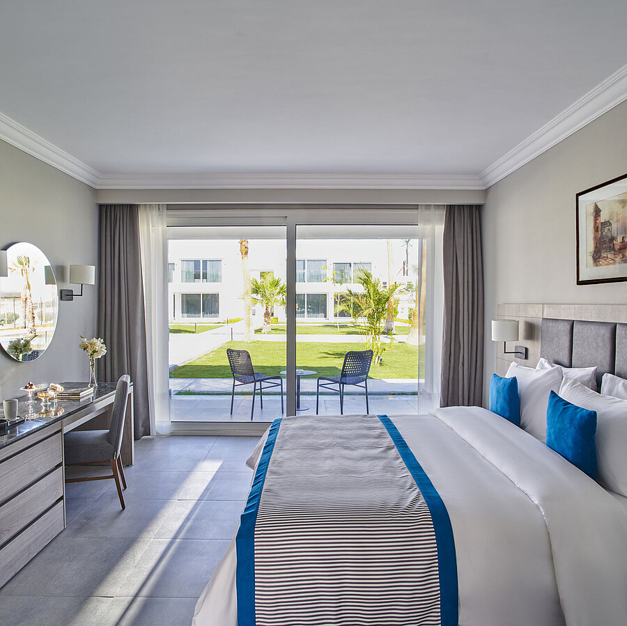 Modernes Doppelzimmer im Maritim Jolie Ville Resort & Casino Sharm El Sheikh mit Terrasse und Gartenblick