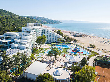 Vista exterior Vista aérea del resort con piscinas, playa, edificio moderno y costa