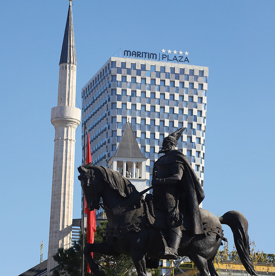 Skanderbeg-Reiterstatue vor Moschee und Maritim Hotel Plaza Tirana in Albanien