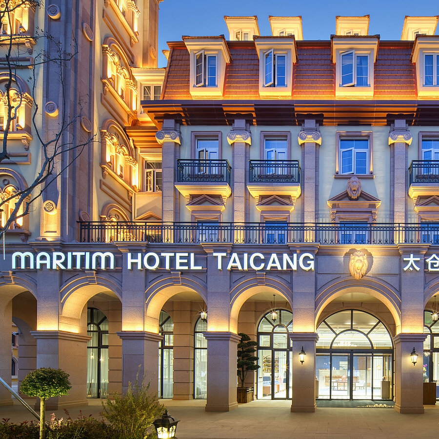 Beleuchtete Außenansicht des Maritim Hotel Taicang mit elegantem Fassadendesign