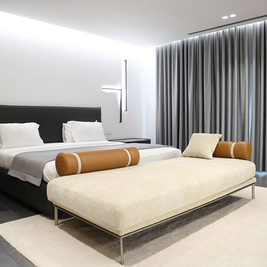 Helles Doppelzimmer im Maritim Resort Marina Bay mit moderner Einrichtung und großem Sofa
